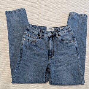 Cotton On Women's Petite Stretch High Rise Light Wash Mom Jean. Size 4